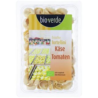 Tortellini mit Käse und Tomate
